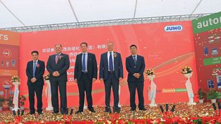 v.l. Zhou Dingshan, Eigentümer Firma AODE, ein Jumo-Großkunde, Reiner Riedl, Jumo-Exportleiter, Michael Juchheim, geschäftsführender Jumo-Gesellschafter, Stefan Dette, Geschäftsführer Jumo Automation Dalian Co. Ltd, und Ma Kewei, DD Port Regierungsvertreter, bei der Eröffnung des neuen Standorts der chinesischen Tochtergesellschaft. (Jumo)