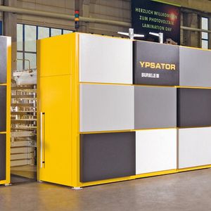 Bild 1: Das Einzelantriebskonzept der Mehretagen-Laminieranlagen Ypsator wurde durch ein modulares Mehrachs-Antriebssystem ersetzt.