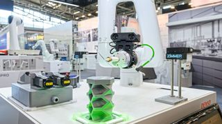 High-Speed-Automation: Der Scara-Roboter HSR-055 von Denso Robotics demonstriert in Hannover eine hochdynamische Pick-and-Place-Anwendung für extrem kurze Zykluszeiten. (Bild: Denso Robotics)