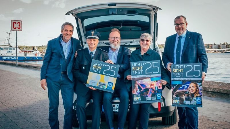 In Schleswig-Holstein eröffnete Verkehrsminister Claus Ruhe Madsen den Licht-Sicht-Test offiziell und betonte die Bedeutung der Aktion für die Verkehrssicherheit und die teilnehmenden Fachbetriebe. Hier mit dabei (v.l.): Thorsten Ernst (Inhaber Autohaus Ernst GmbH & Co.KG), Olaf Weddern (Landespolizeiamt – Dezernat 13), Claus-Ruhe Madsen (Verkehrsminister S-H), Elisabeth Pier (Geschäftsführerin Landesverkehrswacht S-H) und Michael Ihle (ehrenamtlicher Pressesprecher des Landesverbandes des Kfz-Gewerbes SH). (Bild: Kfz-Gewerbe Schleswig-Holstein)