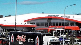 Im australischen Verteilzentrum von Coca Cola Amatil schlägt Dematic zwei Fliegen mit einer Klappe: Dort werden rekordverdächtige Produktivitätsraten von über 1400 Picks pro Stunde erzielt sowie 20% des operativen Handlings eingespart. Bild: Dematic (Archiv: Vogel Business Media)