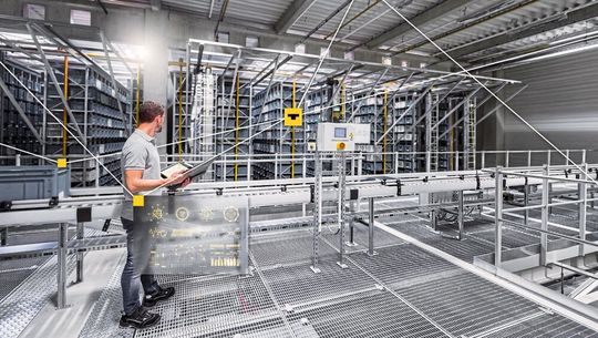 IP67-Lösungen von Turck steuern die Intralogistik direkt im Feld – und die Anlage bleibt bereit für Neues. (Bild:  Turck)