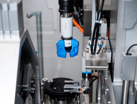 Premiere auf der Interpack 2023 in Düsseldorf! Das ist ein Detailblick auf die neue Optima-Moduline-Smart für die Kosmetikindustrie aus dem mittleren Preissegment von Optima, die es in Halle 16 zu erleben gibt. Aber das ist noch nicht alles ... Premiere auf der Interpack 2023 in Düsseldorf! Das ist ein Detailblick auf die neue Optima-Moduline-Smart für die Kosmetikindustrie aus dem mittleren Preissegment von Optima, die es in Halle 16 zu erleben gibt. Aber das ist noch nicht alles ...