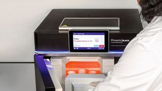 Der Phoenix Black von CEM soll Veraschen in weniger als einer Stunde ermöglichen. (CEM)