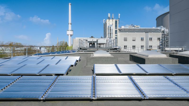 So könnte eine Anlage aussehen, die im größeren Maßstab Wasserstoff aus Sonnenlicht erzeugt (Bildmontage).(Bild:  Amadeus Bramsiepe, KIT)