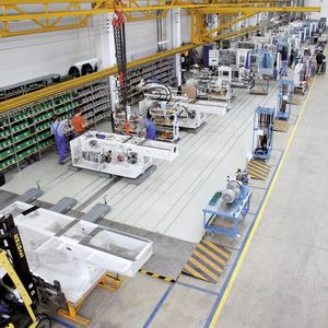 Der Kunststoffmaschinenbauer Krauss-Maffei meistert die Komplexität seiner Taktfertigung mit intelligent optimierender Planung.