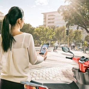 Ergänzend zum digitalen Batteriepass führt Bosch mit Battery in the Cloud einen cloudgestützten Service ein, der Motorradhersteller bei der kontinuierlichen Überwachung, Prognose und Verbesserung des Batteriezustands unterstützt.(Bild:  Bosch)