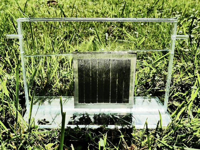 Das Photosynthese-System der Jülicher Solarzellenforscher ist kompakt und in sich geschlossen. Aufgrund des flexiblen Designs lässt es sich beliebig erweitern. Das Konzept ist für jede Dünnschicht-Photovoltaik-Technologie und verschiedene Elektrolysearten anwendbar. (Forschungszentrum Jülich)