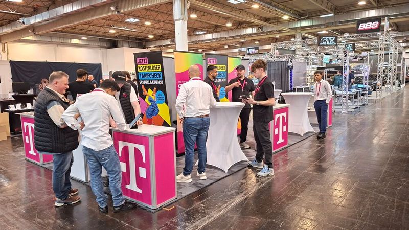 Neue feste Größe auf Retro-Classics-Messen: Ein bzw. mehrere Stände der Telekom mit überaus „sympathischen“ Standpersonal. (Bild: Dominsky – VCG)