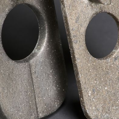 Links: Spritzgegossener Prüfkörper mit herkömmlichen plättchenförmigen Metalleffektpigmenten. Rechts: Spritzgegossener Prüfkörper mit neuartigen tetraederförmigen Pigmentpartikeln. (Bild: Fraunhofer IAP)