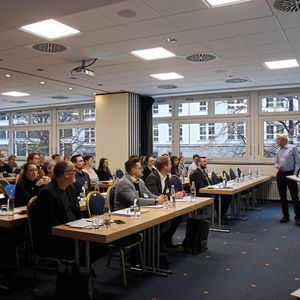 Prof. Dr. Thomas Welsch setzte in seiner Keynote den Ton für den Tag: HPLC kann spannend und sexy sein.(Bild:  LABORPRAXIS/Dietz)