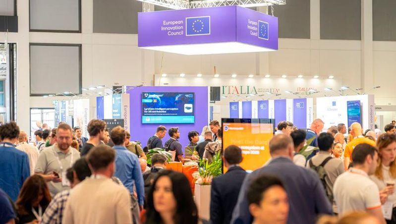 Zum zweiten Mal fand die Gitex AI Europe in Berlin statt: Europäische Innovation war eines der Leitthemen des branchenübergreifenden Technologieevents.(Bild:  Lights in Motion)