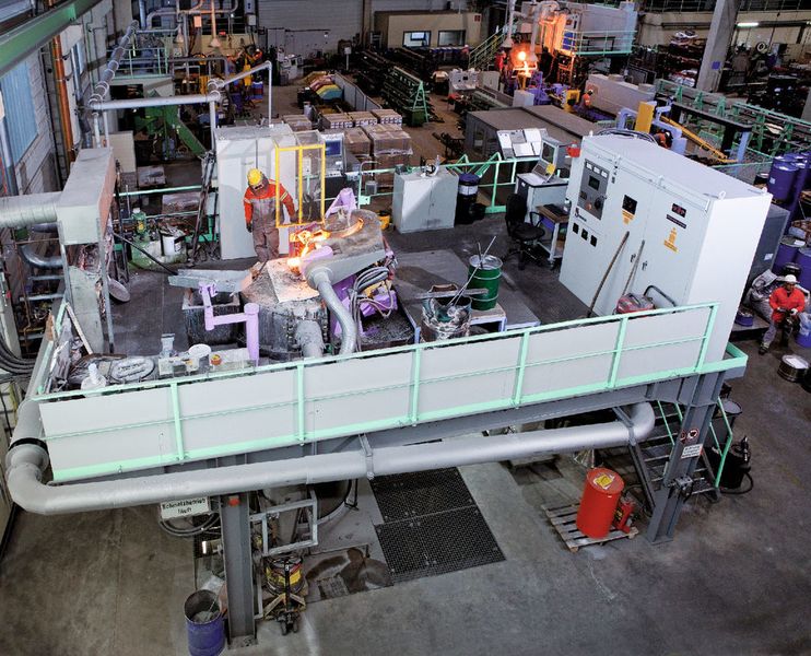 Je nach Anwendung und Größe der zu schützenden Fläche kommen bei Metallpulverbeschichtungen und Auftragschweißen verschiedene Verfahren zum Einsatz, bei denen beispielsweise das Metallpulver durch die Flamme auf das Grundwerkstück gespritzt wird.  (Bild: Deutsche Edelstahlwerke)