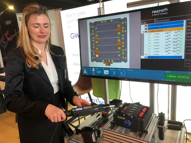 An Station 3 der Batteriemontage demonstrierte GWK die Prüfung und Nacharbeit der Montage. (Bild: VCG/Juliana Pfeiffer)