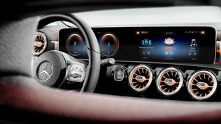 Das MBUX lässt sich künftig online mit Funktionen erweitern. Den Start macht die A-Klasse, weitere Modelle sollen folgen. (Daimler)