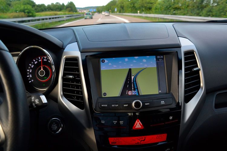 Rot, Blau, Hellblau, Gelb, Weiß und Schwarz – der Tivoli bietet für die Instrumentenkombination sechs einstellbare Hintergrundfarben. One-Touch-Blinker für dreimaliges Signalgeben, One-Touch-Scheibenwischer, Geschwindigkeitsregelanlage (für Geschwindigkeiten zwischen 36 und 150 km/h) und ein automatisch abblendender Innenspiegel zählen zur Standardausstattung. (Michel / »kfz-betrieb«)