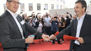 Hanan Gothait (re.), CEO von Xjet, durchschneidet zusammen mit Stephan Oehler, VP bei Straumann, das Band zur Eröffnung des Fertigungszentrums von Xjet in Israel. (Xjet)