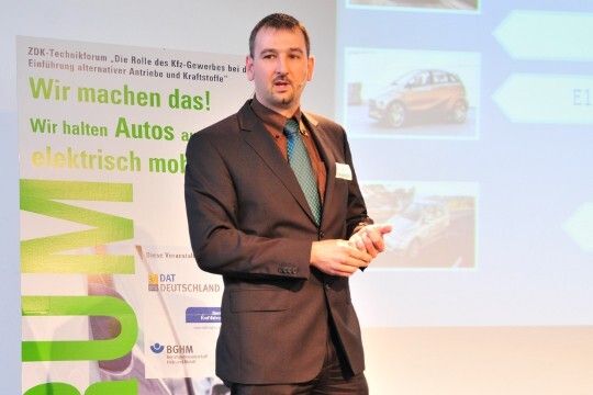 ...und Sascha Loefflad von der Daimler AG am Beispiel des Vito E-Cell. (Foto: Schmidt)