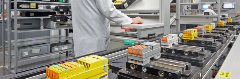 Die modular aufgebaute Produktionslinie integriert manuelle Arbeitsplätze für Montageaufgaben und automatisierte Prozessmodule für Beschriftungs- sowie Prüfprozesse.(Bild:  Phoenix Contact)