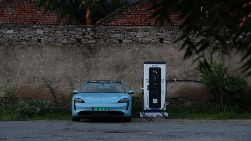 Für E-Fahrzeuge mit 800-Volt-Bordnetz hat der Zulieferer Schaltbau ein Schütz entwickelt.(Bild:  Porsche)