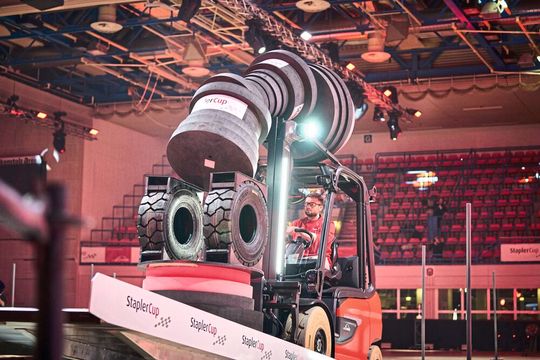 Pokalfall: Finalist Joshua Glögglers Victory Tower kippt wenige Momente vor dem seines Rivalen Markus Zenger (erstmals deutscher Meister).(Bild:  Linde-MH)