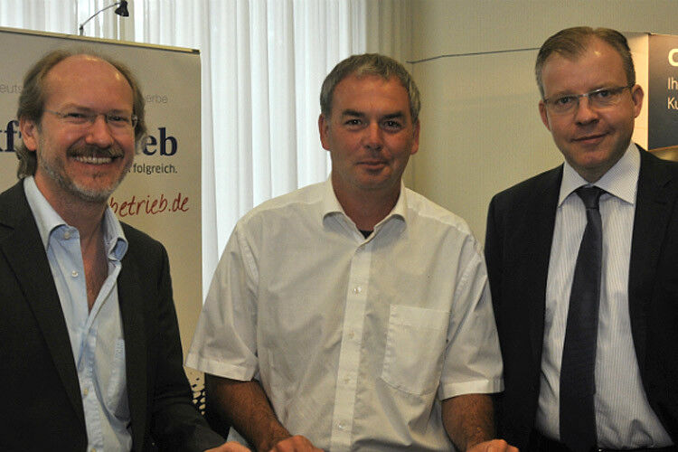 Branchentalk: (v.li.) Dieter Tannert und Dirk Weinzierl (beide Geschäftsführer des Kfz-Gewerbes Bayern) sowie Florian Fischer (Geschäftsführer Vogel Business Media). (Foto: Zietz)