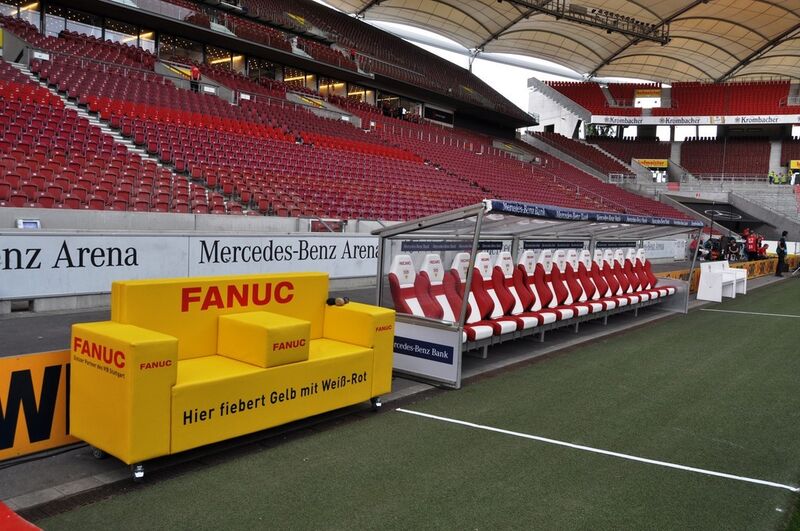 Mittendrin statt nur dabei: Die Fanuc-Couch direkt neben der VfB-Trainerbank in der Mercedes-Benz Arena. (Bild: Fanuc)