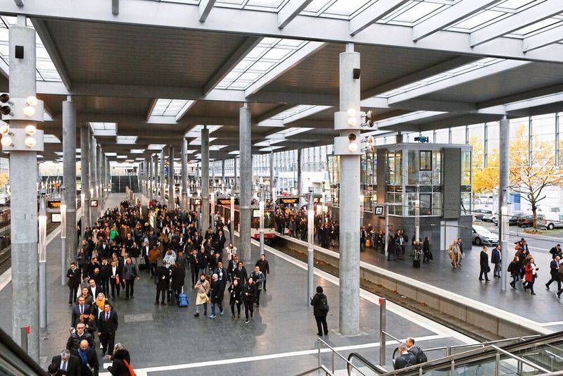 Trubel am Bahnsteig des Eingangs Messe Nord: Wer zu Messebeginn oder Messeende und damit zu den Stoßzeiten unterwegs ist, braucht starke Nerven. Denn die rund 5.500 Aussteller der weltgrößten Medizinmesse Medica ziehen in der Regel gut 120.000 Besucher an. Die öffentlichen Verkehrsmittel von Düsseldorf und Umgebung bringt dies bisweilen an ihre Grenzen. (Messe Düsseldorf / ctillmann)