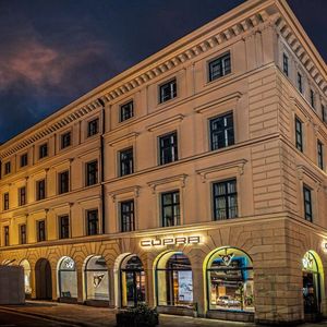 Als „einzigartigen Standort“ bezeichnet Cupra die Lage. Der Münchener Laden soll weniger Verkaufsstelle, sondern Event-Location werden.(Bild:  Seat)