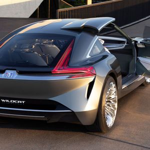 Beim Öffnen der Seitentüren öffnen sich auch Türelemente im Dach.(Bild:  Buick)