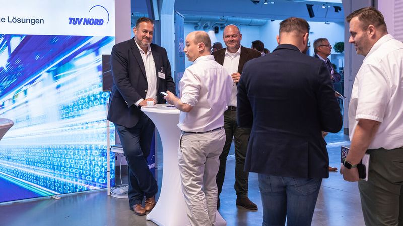 Enge Partner: Matthias Gleichmann (l.) vom TÜV Nord und Christian Ritter (2. v. l.) von der Torpedo-Garage treiben gemeinsam viele Projekte voran. (Bild: Stefan Bausewein)