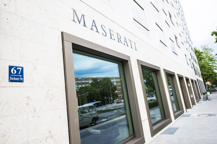 Die italienische Sportwagenmarke Maserati meldet sich nach fünfjähriger Vakanz mit einer eigenen Handels-Dependance in der bayerischen Landeshaupstadt zurück. Handelspartner ist die SZD Sportwagen Zentrum GmbH. (Foto: Maserati)