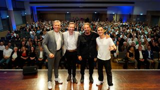 Begeistert vom siebten Jahresforum der Unterfranken: (v. l.) Obermeister und Moderator Roland Hoier mit den Rednern René Borbonus, Erwin Markowsky und Öczan Cosar (Bild: Kfz-Innung Unterfranken )