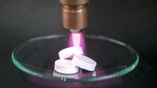 Funktionalisierung von Wirk- und Hilfsstoffen mittels Plasmaverfahren für eine optimierte Herstellung individualisierter Arzneimittel.  (Fraunhofer IST, Falko Oldenburg)