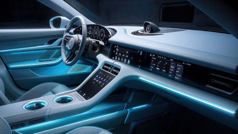 Hochwertige Interieurbauteile im Automobil erfordern makellose Oberflächen – neue Abdichtungskonzepte im Werkzeug tragen dazu bei, dass bei der PUR-IMC-Verarbeitung störende Trenngrate vermieden und gleichbleibend hohe Bauteilqualitäten erzielt werden.(Bild:  © anggasugara – stock.adobe.com)