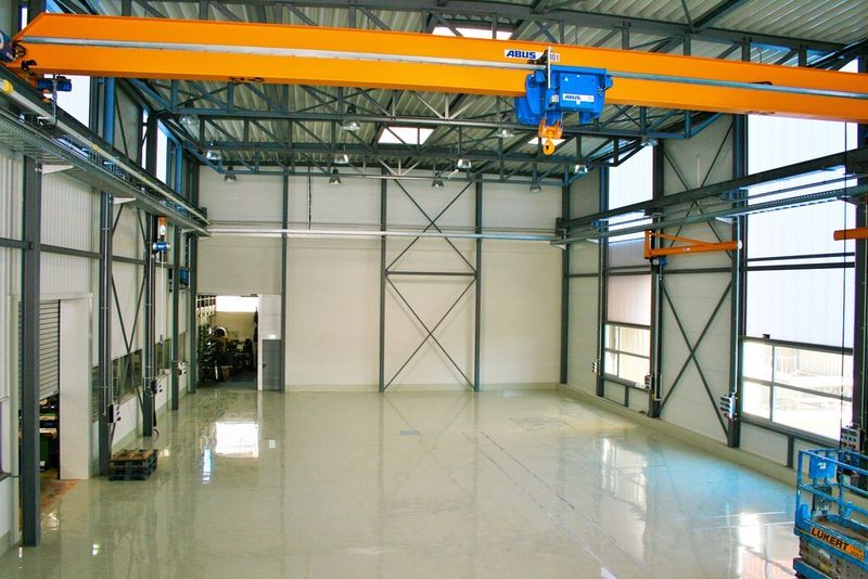 Im Mai wurde nach neun Monaten Bauzeit die neue Fertigungshalle direkt neben dem Firmengebäude in Ostfildern/Ruit fertiggestellt. (Bild: Hydropneu)