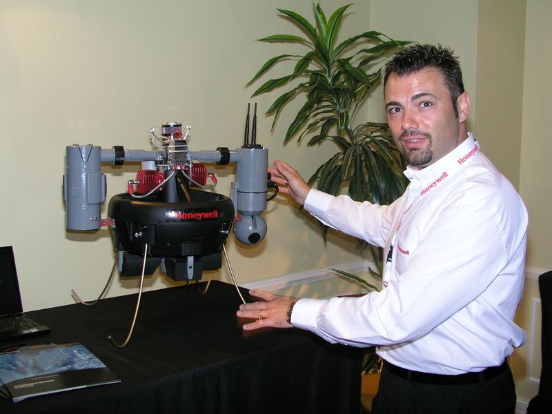 Adrian Fielding, Industry Security Leader von Honeywell Automation and Control Solutions, stellt den kleinen Hubschrauber T-Hawk vor.  (Bild: PROCESS)