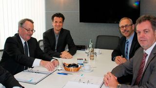 Erfreute Gesichter bei Lanxess und Infraserv Knapsack nach der Vertragsunterzeichnung (Details siehe Bildergalerie) (Bild: Infraserv Knapsack)