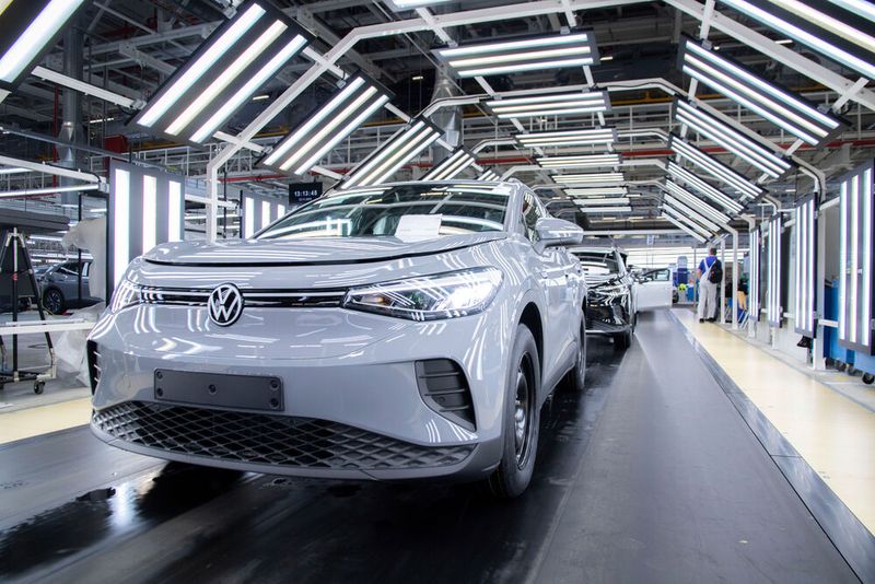 Produktion des VW ID 7 im Werk Emden: Die Kosten am Standort Deutschland müssen deutlich sinken.(Bild:  Volkswagen AG)