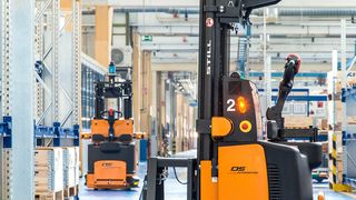 SKF Österreich stellte die Versorgung der Fertigungslinien mit Vorprodukten im Wälzlagerwerk Steyr auf ein fahrerloses Transportsystem von DS Automation um. (Bild: DS Automotion)