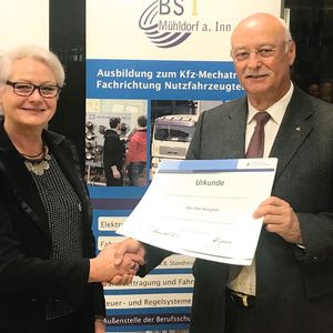 Kreishandwerksmeisterin Helga Wimmer überreicht Kfz-Meister Karl Burghart die Ehrenurkunde als Preisträger des Ehrenamts.(Bild:  Kfz-Innung)