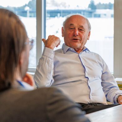 Günter Müller hat CADFEM in den 1980er-Jahren gegründet und beschreibt Benedikt Hofmann die Anfangsjahre und den Weg in die Gegenwart. (Bild: CADFEM / Nadine Wilhelm Fotografie)
