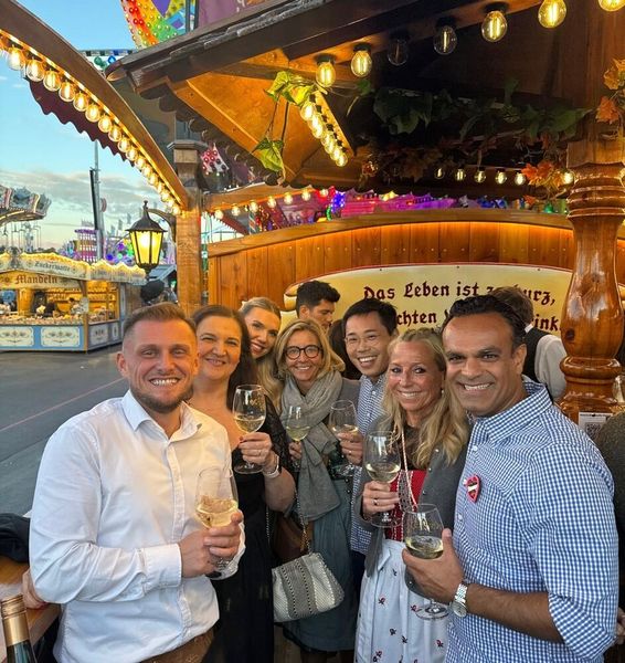 Kurzer Abstecher in die Weinlaube mit dem Fsas Team. (Bild: Vogel IT-Medien)