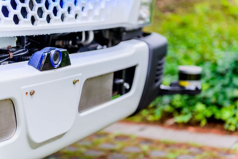 Umfangreiche Sensorik wie etwa Lidar, Ultraschallsensoren und hochpräzises GPS sollen für die erforderliche Sicherheit sorgen, wenn der Nutzer das Fahrzeug von außen fernsteuert. (Bild: Daimler Truck AG)