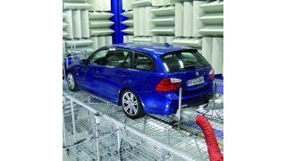 Aufwendige Schalllokalisierung im Unterbodenbereich mittels Mikrofonen. (Archiv: Vogel Business Media)