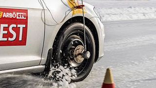 Die GTÜ und der ACE haben zwei Ganzjahresreifen nach 10.000 Kilometern Laufleistung im Sommer getestet. (GTÜ)