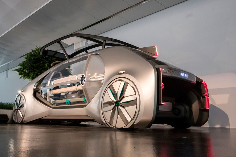 Während sich BMW und Toyota ganz klar an sportliche Selbstfahrer richten, zeigt Renault mit dem EZ-GO nicht einfach nur ein weiteres Elektro-Mobil, sondern ein autonom fahrendes Roboter-Taxi. (Renault)