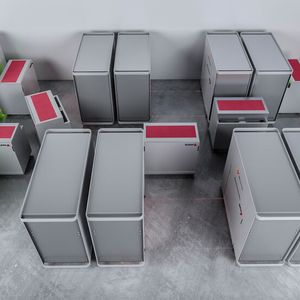 Die benutzerfreundliche Bauweise des Druckers zeichnet sich unter anderem durch fahrerlose Transportsysteme (FTS) aus.