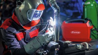 Präzision bei jeder Naht: So wie der Künstler seinen Pinsel führt, so exakt lässt sich der stabile Lichtbogen der Artis für schöne WIG-Nähte führen. (Bild: Fronius)