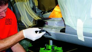 Die bleifreien Schwemmmaterialien sind schwieriger zu verarbeiten als ihre bleihaltigen Vorgänger. Deshalb werden wieder mehr Spachtelmassen in der Karosserie-Instandsetzung verwendet. (Archiv: Vogel Business Media)